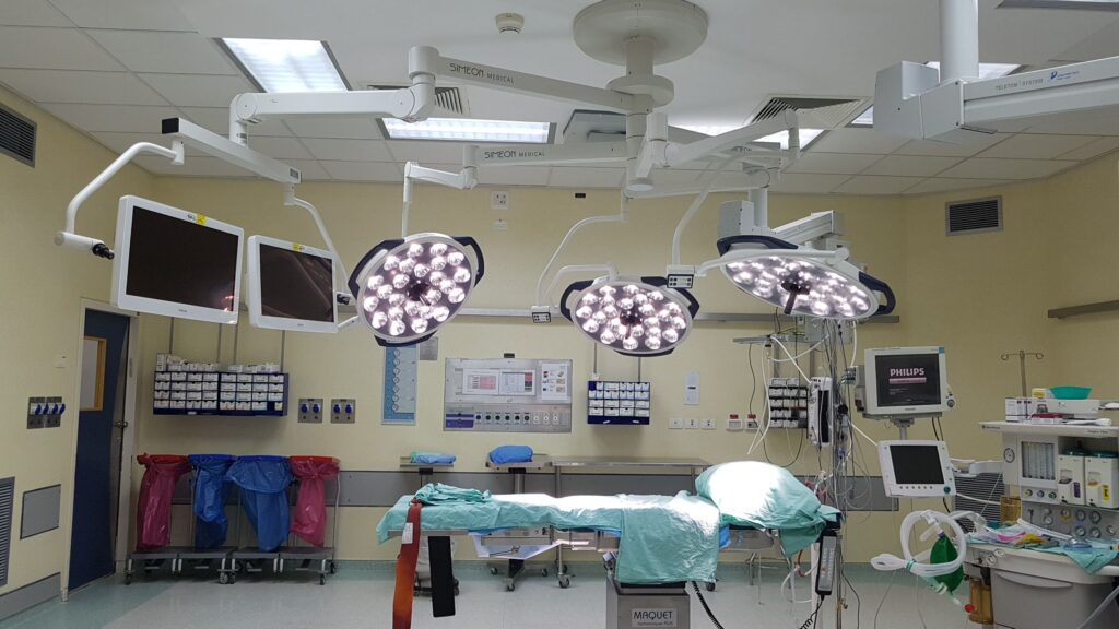 מנורת ניתוח תלת ראשית עם מסכים תלויים